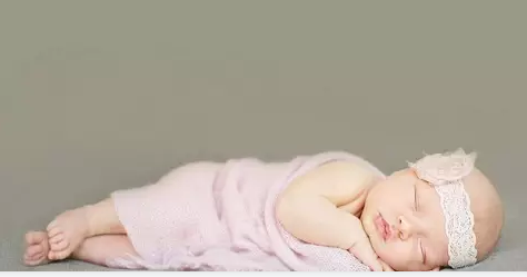 你知道宝宝适合哪种睡姿吗?